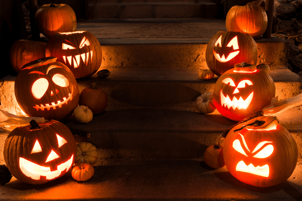 jack-o-lantern-pumpkins-lining-front-door-steps-min