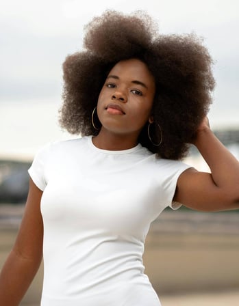 minimalist-fashion-woman-white-t-shirt-1