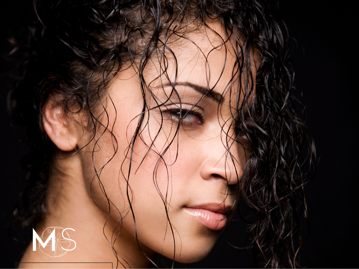 wavy-wet-hair-dark-mysterious-gaze-from-woman