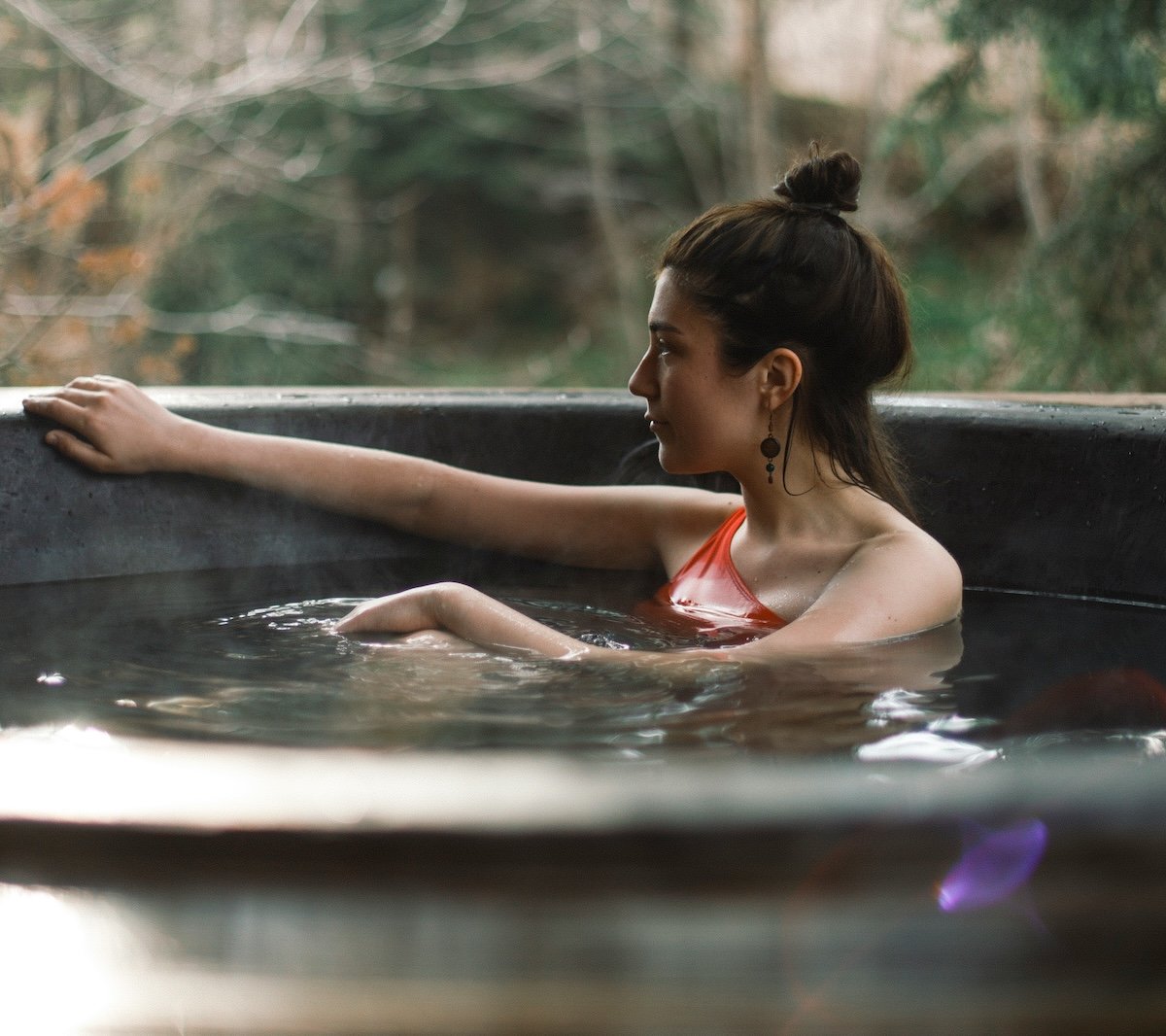 woman-looking-at-view-in-hot-tub